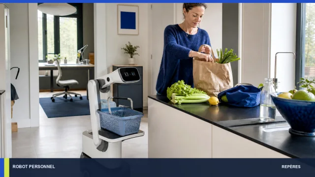 Robot utilitaire transportant un panier dans une cuisine lumineuse.